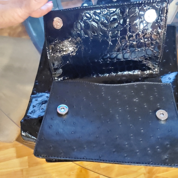 Guess purse. Like new☺ - Picture 4 of 5